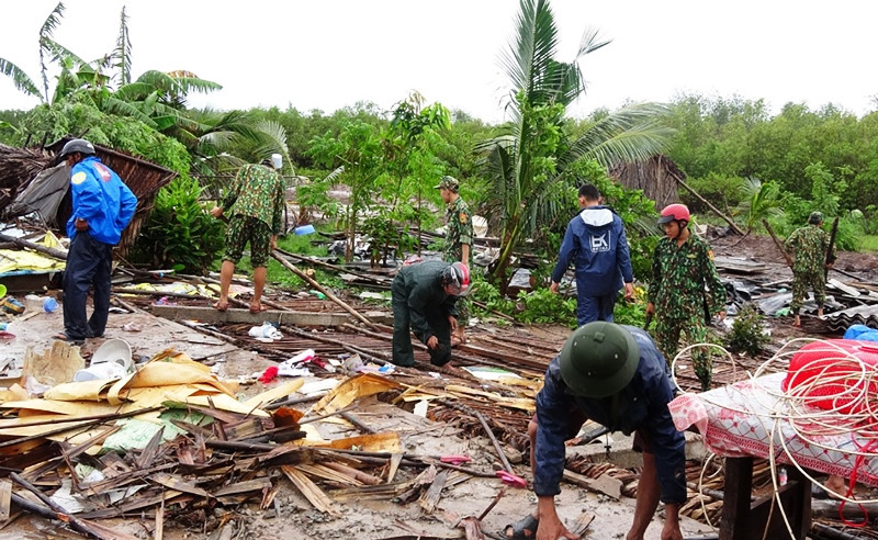 Lực lượng dân quân giúp dân khắc phục hậu quả do thiên tai.