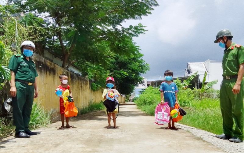 Đồn Biên phòng Vĩnh Hải tặng quà Trung thu cho các em thiếu niên, nhi đồng người dân tộc Khmer có hoàn cảnh khó khăn trên địa bàn khu vực biên giới biển.