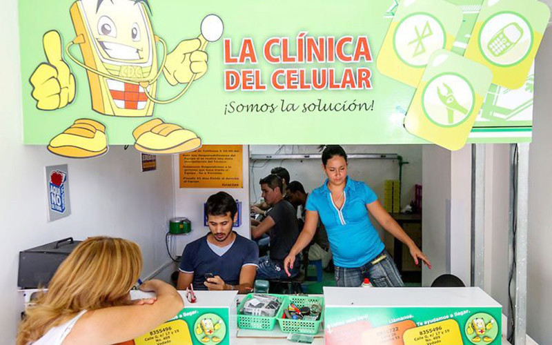 Một cửa hàng sửa chữa điện thoại tư nhân tại Cuba. Ảnh ONCUBA