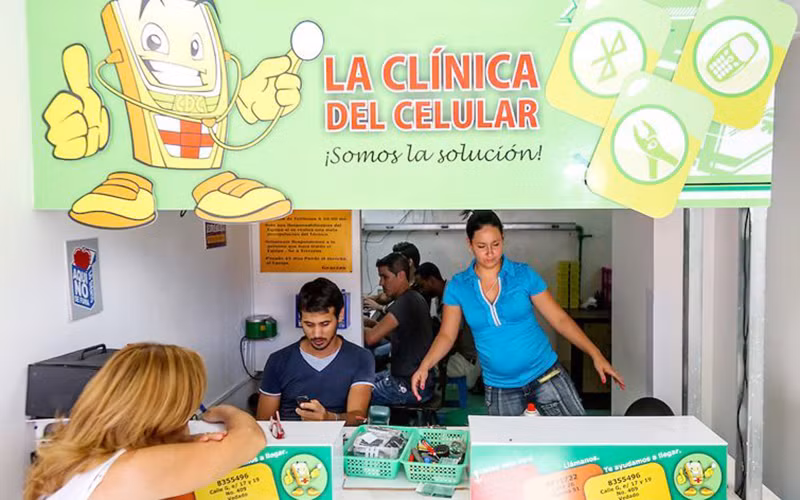 Một cửa hàng sửa chữa điện thoại tư nhân tại Cuba. Ảnh ONCUBA