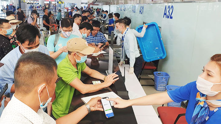 Dịch Covid-19 đã khiến ngành du lịch và hàng không chịu thiệt hại nặng nề. Ảnh: NGUYỆT ANH