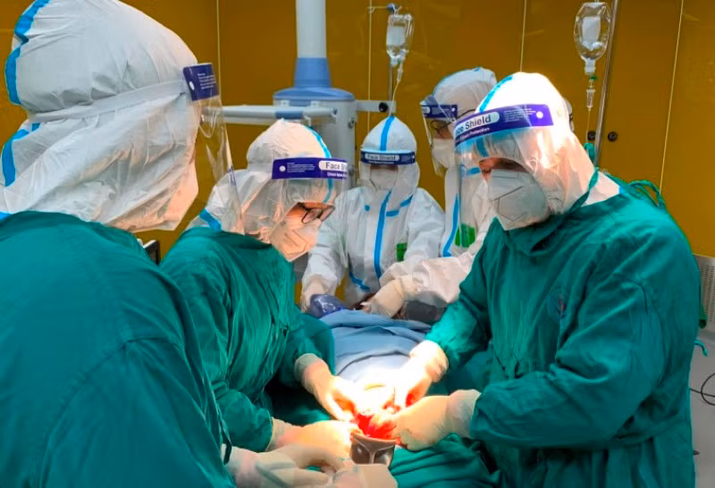 Tập thể lãnh đạo và các y, bác sĩ của Trung tâm Y tế thành phố Móng Cái tiến hành ca phẫu thuật.