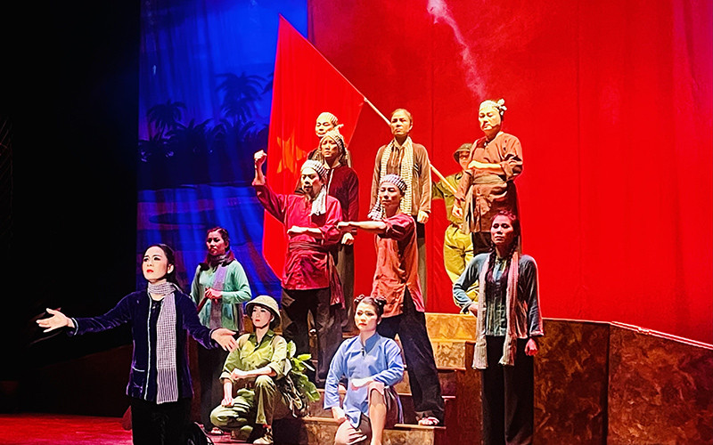 Cảnh trong vở “Không còn đường nào khác”.