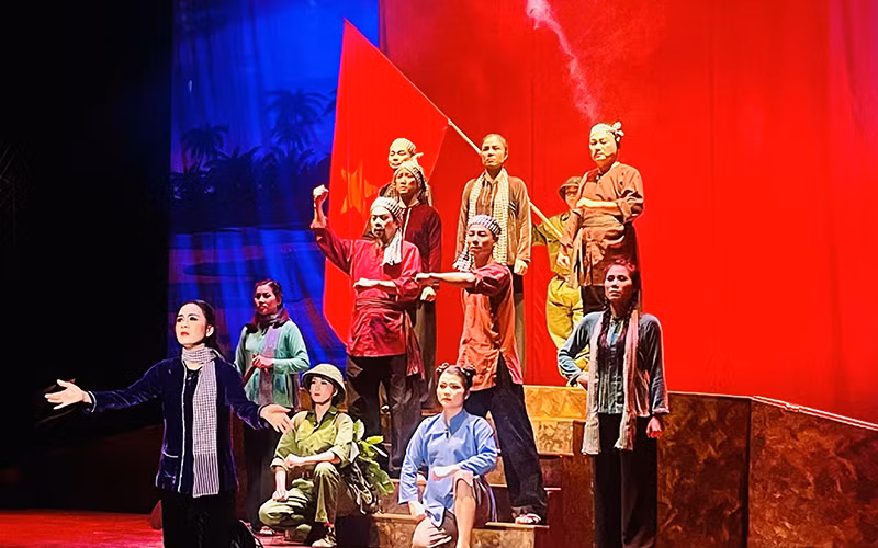 Cảnh trong vở “Không còn đường nào khác”.