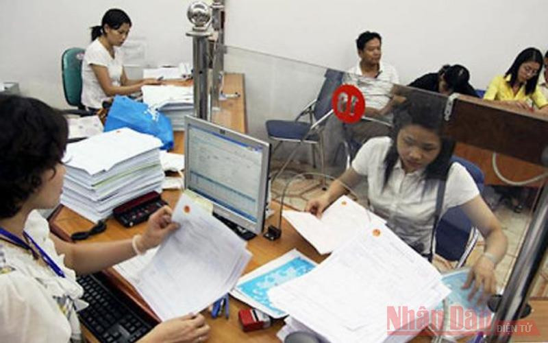 (Ảnh minh họa: Hướng dẫn người dân nộp thuế tại Chi cục Thuế quận Ba Ðình, Cục Thuế Hà Nội)