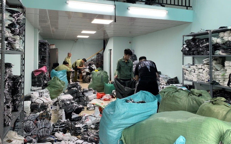 Lực lượng QLTT kiểm tra kho hàng quần áo thời trang tại quận Hoàng Mai, Hà Nội.