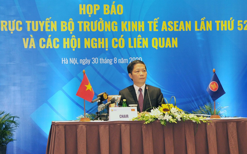 Bộ trưởng Trần Tuấn Anh chủ trì họp báo quốc tế.