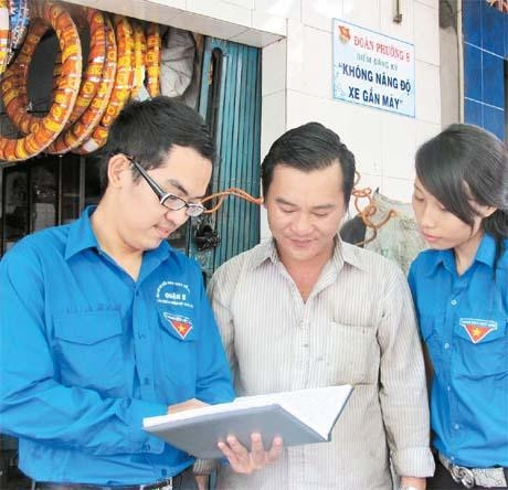 Ðoàn viên thanh niên phường 8, quận 8 vận động chủ tiệm sửa xe không nâng, độ xe gắn máy.