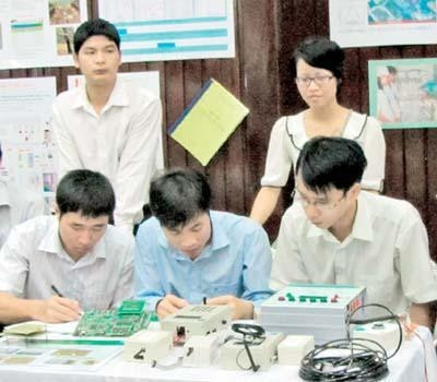 Nhóm nghiên cứu cùng mô hình tại hội nghị tổng kết khoa học.