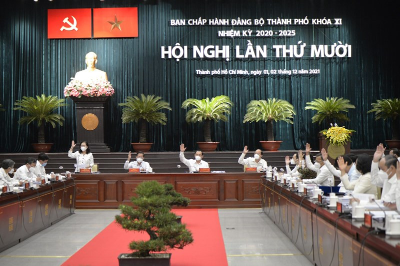 Các đại biểu biếu quyết thông qua chương trình hội nghị.