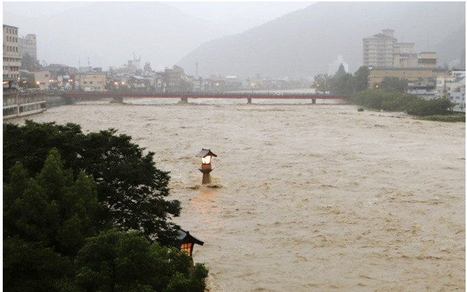 Một khúc sông Hida tại TP Gero, tỉnh Gifu, ngày 8-7. (Ảnh: Kyodo News)