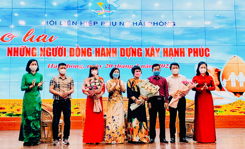 Các đại biểu tham dự giao lưu “Những người đồng hành dựng xây hạnh phúc”.