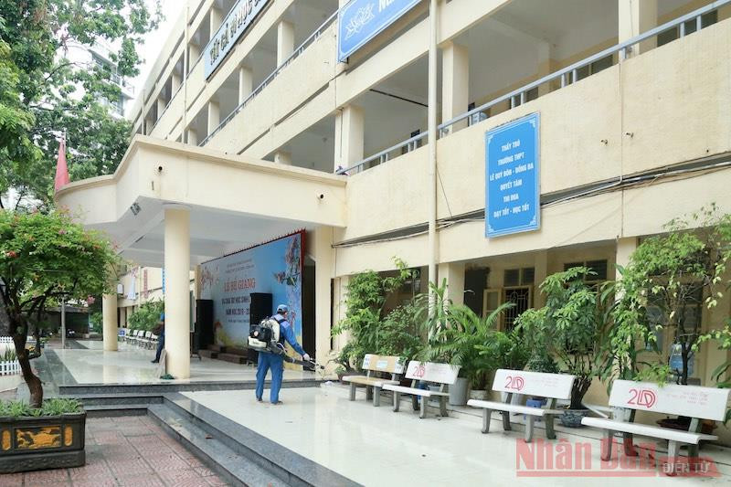 Phun khử khuẩn tại trường học để phòng chống dịch Covid-19. Ảnh: DUY LINH