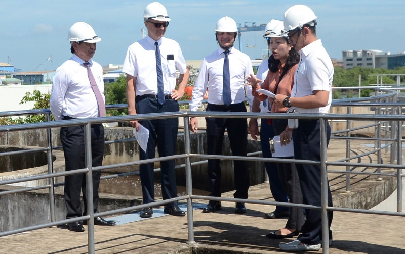 Lãnh đạo tỉnh Bà Rịa - Vũng Tàu và nhiều khách mời tham quan nhà máy sau lễ khánh thành ngày 2-7 vừa qua.