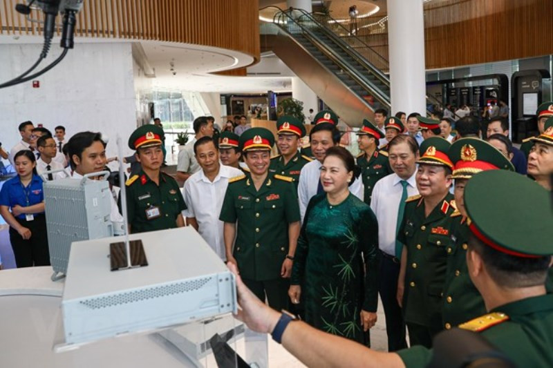 Đồng chí Nguyễn Thị Kim Ngân bày tỏ những ấn tượng, đánh giá cao những thành tựu mà Viettel đã đạt được trong gian qua và đặt ra những yêu cầu đối với Tập đoàn trong thời gian tới. (Ảnh: Minh Sơn/Vietnam+)