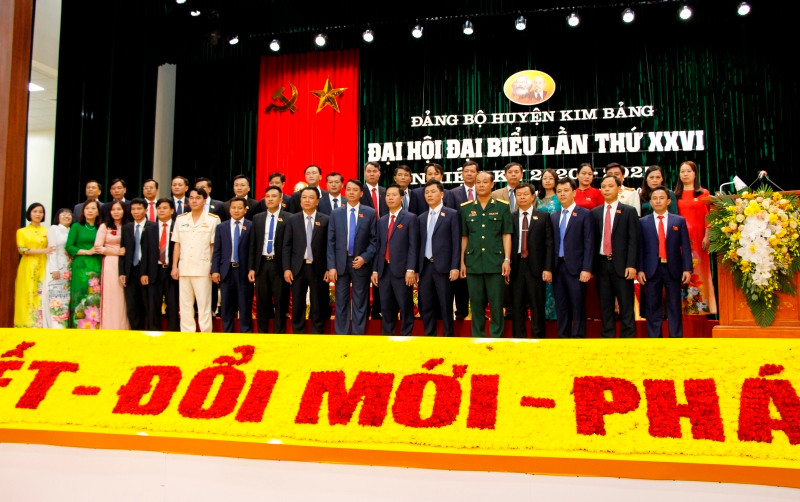 Ban Chấp hành Đảng bộ huyện Kim Bảng khóa XXVI, nhiệm kỳ 2020-2025, ra mắt đại hội.