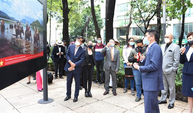 Đại sứ Việt Nam tại Mexico Nguyễn Hoành Năm giới thiệu với quan khách và người dân sở tại về thiên nhiên, con người Việt Nam, ngày 7/9/2021. (Ảnh: TTXVN)