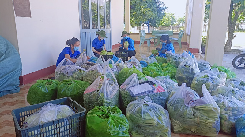 Đoàn viên Huyện đoàn Vĩnh Thạnh chung tay quyên góp, ủng hộ thực phẩm cho người dân TP Hồ Chí Minh.