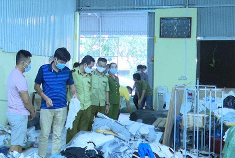 Lực lượng chức năng kiểm tra cơ sở sản xuất áo phông giả các thương hiệu nổi tiếng.