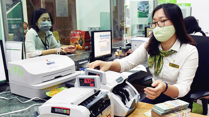 Nhiều ngân hàng nâng lãi suất tiết kiệm ở hầu hết các kỳ hạn.