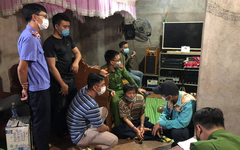 Đối tượng Nguyễn Văn Sơn bị bắt quả tang cùng tang vật.