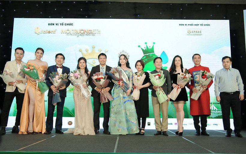 Ban tổ chức, Ban giám khảo, Hội đồng cố vấn cuộc thi chụp ảnh lưu niệm cùng khách mời. (Ảnh: Ban tổ chức)