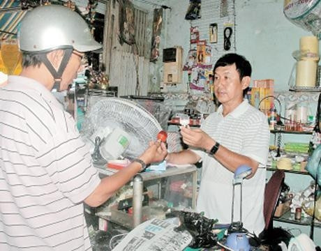 Người dân mua bóng đèn LED để tiết kiệm điện.