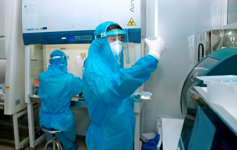 Nhân viên Bệnh viện đa khoa tỉnh Vĩnh Phúc tiến hành xét nghiệm Covid-19.