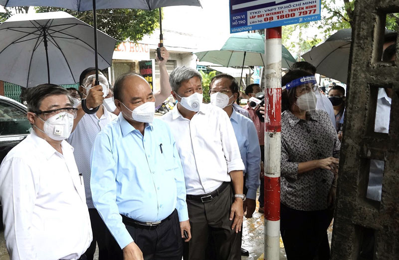 Chủ tịch nước Nguyễn Xuân Phúc thăm người dân trong khu phong tỏa tại thị trấn Hóc Môn, huyện Hóc Môn, TP Hồ Chí Minh. (Ảnh: PHẠM NGUYỄN)