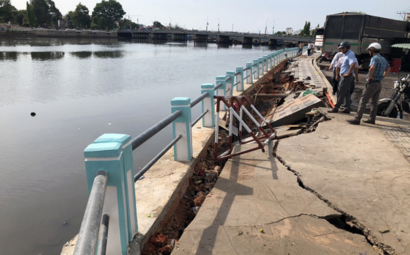Một đoạn kè sông Cà Ty thuộc khu vực đường Trưng Trắc, TP Phan Thiết (Bình Thuận) bị sụt lún nghiêm trọng. Ảnh: HỢP PHỐ
