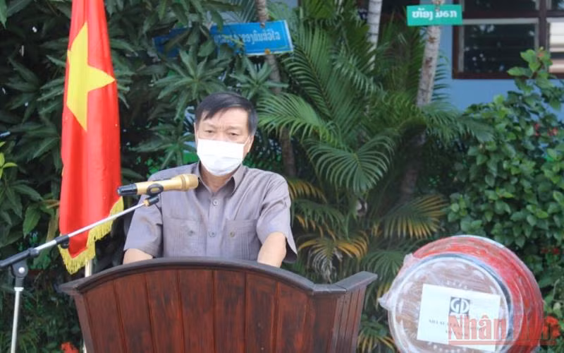 Đại sứ Nguyễn Bá Hùng biểu dương sự cố gắng, nỗ lực vượt qua khó khăn của thầy, trò nhà trường, đặc biệt trong giai đoạn hiện nay. (Ảnh: Xuân Sơn)