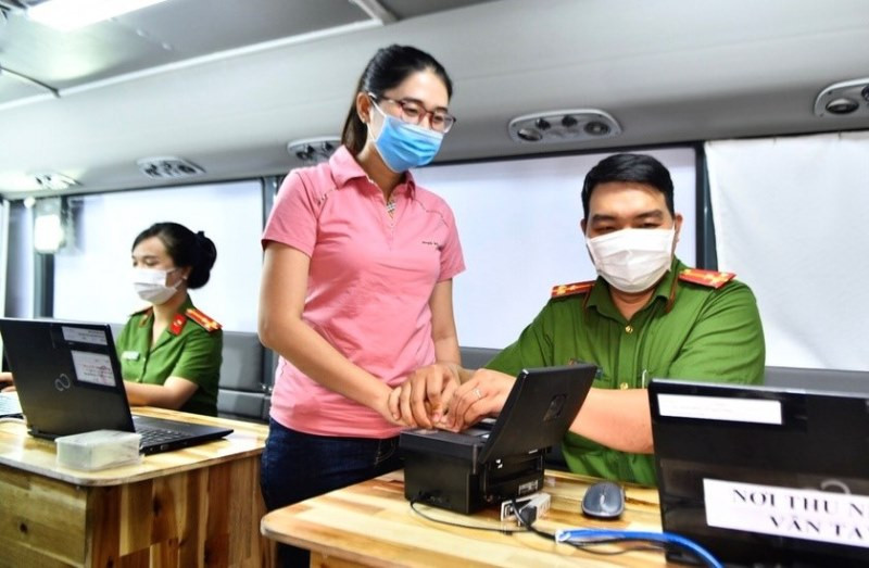 Công an TP Hồ Chí Minh làm thẻ căn cước công dân gắn chip cho người dân.