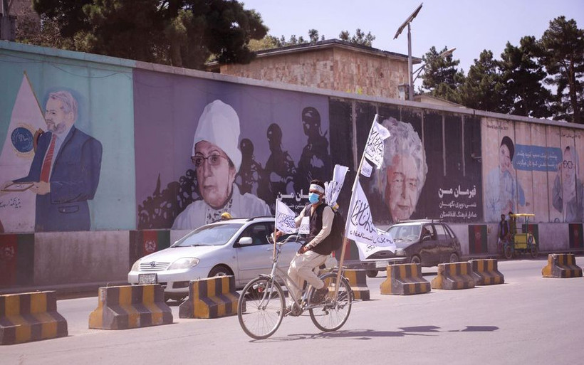 Một người ủng hộ Taliban trên đường phố Kabul, ngày 2/9/2021. (Ảnh: Reuters)