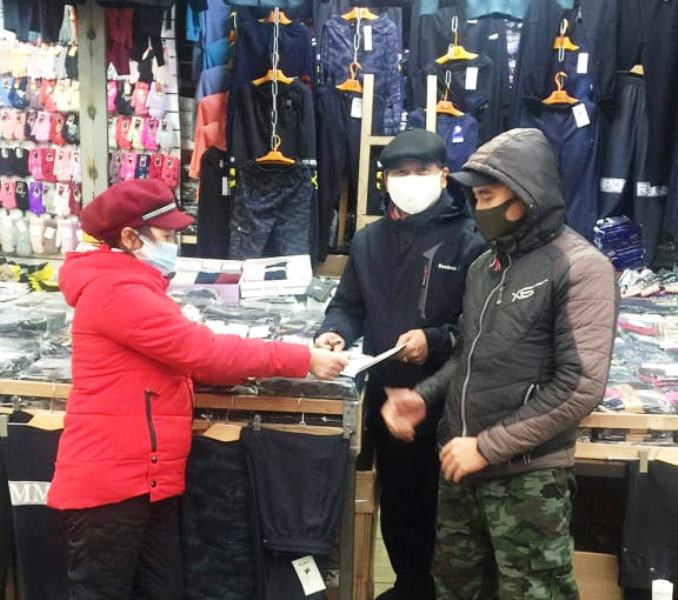 Ông Nguyễn Quang Thành (đứng giữa) ghi nhận những tấm lòng thơm thảo của Hội người Việt Nam Đoàn kết TP Ulyanovsk (LB Nga).