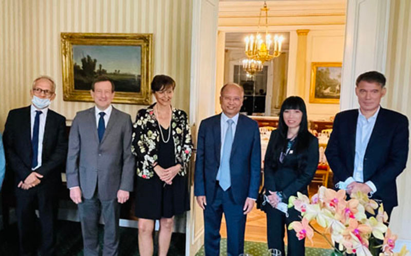 Đại sứ Đinh Toàn Thắng (thứ ba từ phải sang) và các Nghị sĩ Quốc hội Pháp.