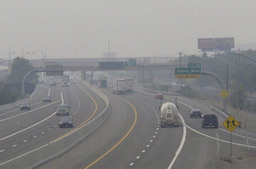 Khói bụi vì cháy rừng ở California ngày 19/8/2020 làm mờ cả đường phố ở Sparks Nev, bang Nevada cách đó hơn 320km. Ảnh: AP.