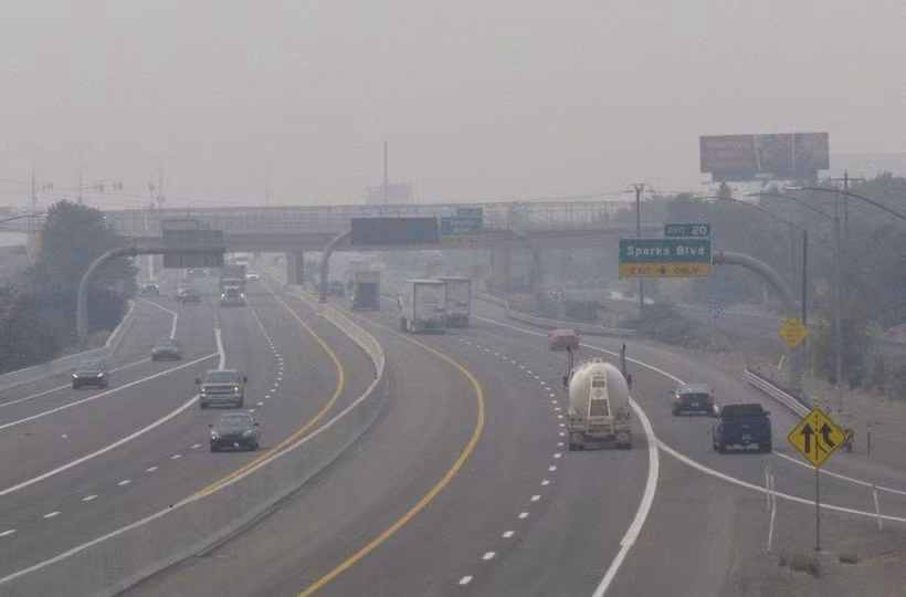 Khói bụi vì cháy rừng ở California ngày 19/8/2020 làm mờ cả đường phố ở Sparks Nev, bang Nevada cách đó hơn 320km. Ảnh: AP.