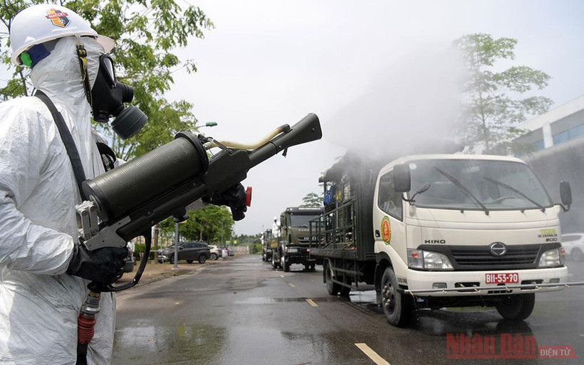 Phun khử khuẩn khu vực có ca nhiễm SARS-CoV-2 tại Hà Nội. Ảnh: DUY LINH