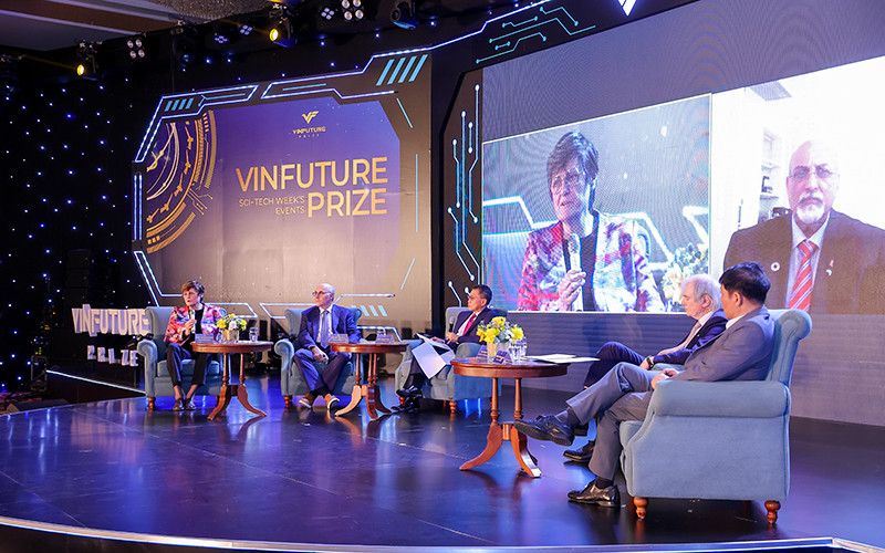 Các diễn giả tham gia thảo luận tại tọa đàm.