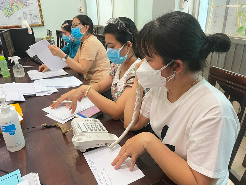 Nhân viên tư vấn tại Sở Chỉ huy phòng, chống dịch Covid-19 gọi điện tư vấn, thăm hỏi các ca F0 điều trị tại nhà.