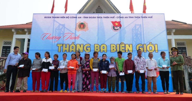 Ban Tổ chức chương trình tặng 30 suất quà cho các gia đình có hoàn cảnh đặc biệt khó khăn tại A Lưới.