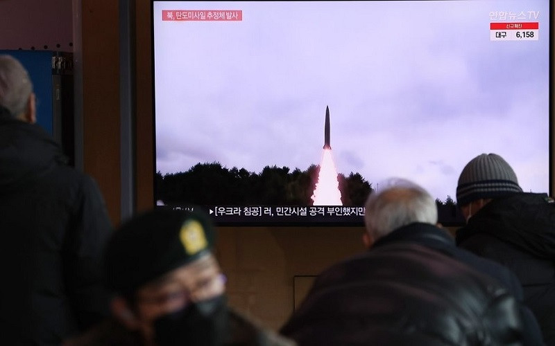 Bản tin trên truyền hình Hàn Quốc về 1 vụ phóng tên lửa đạn đạo của Triều Tiên được chiếu trên tivi tại ga Seoul, Hàn Quốc, ngày 27/2/2022. (Ảnh: Yonhap)