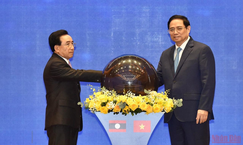  Thủ tướng Phạm Minh Chính và Thủ tướng Lào Phankham Viphavanh thực hiện nghi lễ phát động Năm Đoàn kết Hữu nghị Việt Nam-Lào, Lào-Việt Nam 2022. (Ảnh: Trần Hải)