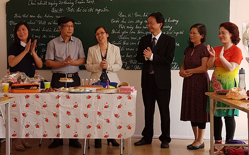 Tác giả (thứ ba, từ phải sang) giao lưu với các thầy cô trường tiếng Việt Sao Mai tại CHLB Đức.