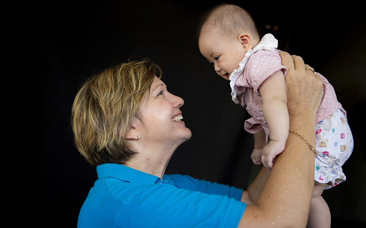 Bà Rana Flowers cùng một em bé. (Ảnh: UNICEF Việt Nam)