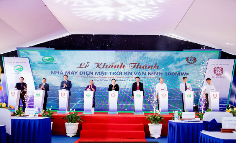 Nghi thức đóng điện tại dự án điện mặt trời KV Vạn Ninh.