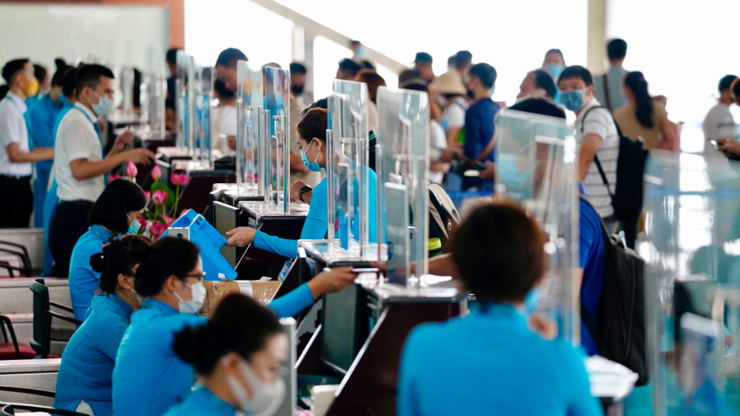 Hành khách làm thủ tục hàng không tại Cảng hàng không quốc tế Nội Bài (Ảnh do Cảng Hàng không quốc tế Nội Bài cung cấp)