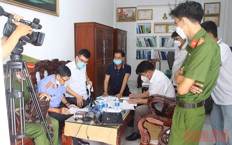 Cơ quan chức năng khám xét phòng làm việc của ông Nguyễn Văn Lành.