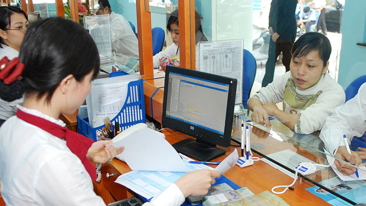 Các tổ chức tín dụng đã tạo điều kiện cho khách hàng vượt qua khó khăn, khôi phục sản xuất, kinh doanh. Ảnh: N.A