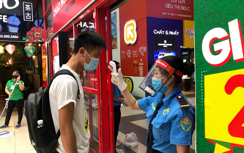 Kiểm tra thân nhiệt trước khi vào TTTM Big C Thăng Long.